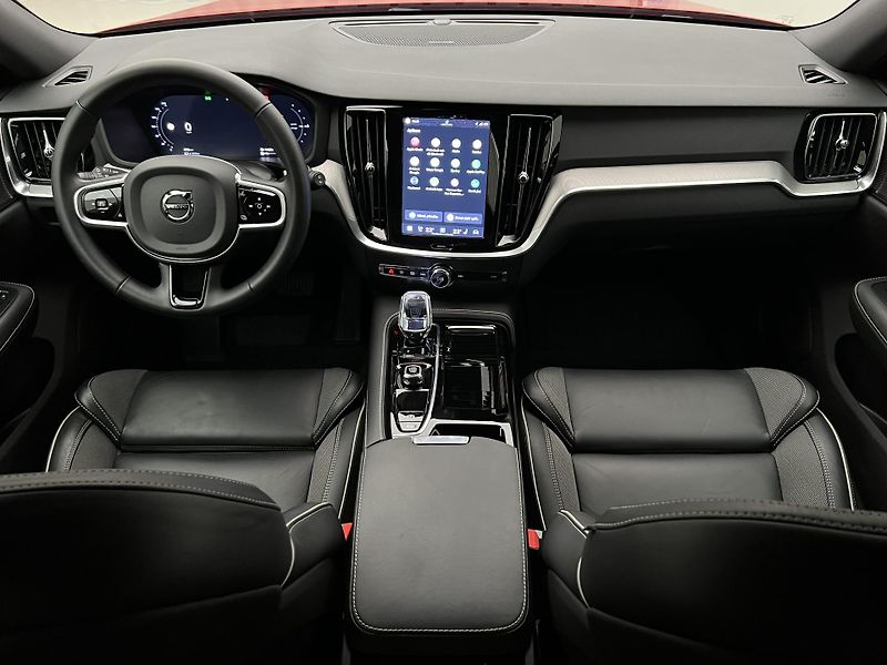 Volvo V60 T6 AWD DARK PLUS RECHARGE AUT - fotka 2 z 48