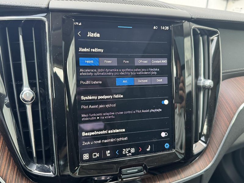 Volvo XC60 T8 AWD ULTIMATE // REZERVACE - fotka 42 z 45