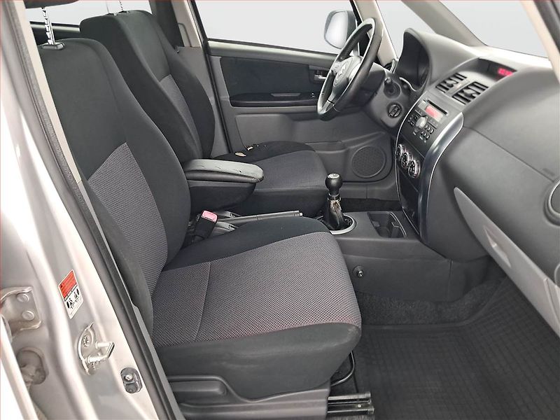 Suzuki SX4 (2007) 1.6 VVT, 4X4, ČR,1.maj - fotka 9 z 19
