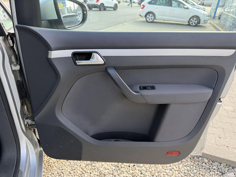 Volkswagen Touran 1,6 TDi/77kW - Webasto,TZ,... - fotka 40 z 60