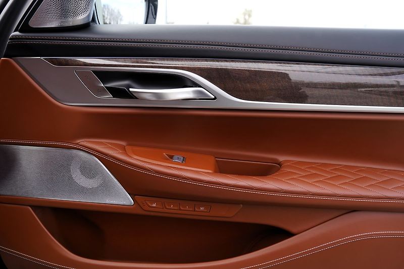 BMW Ostatní M760Li xDrive/6.6i/V12/590PS - fotka 20 z 47