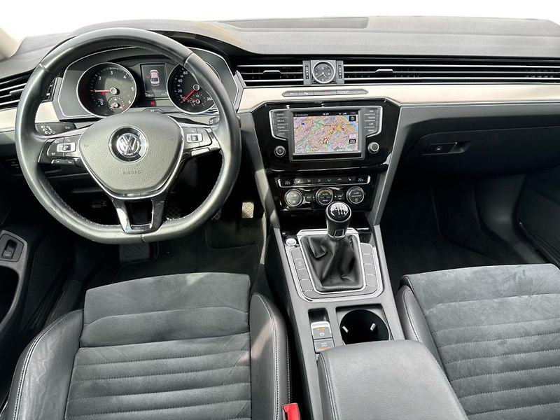 Volkswagen Passat 2.0TDI Highline 110Kw man 6st. - fotka 10 z 17