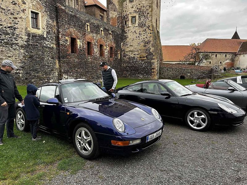Sraz vozů Porsche ve Švihově na hradě.
