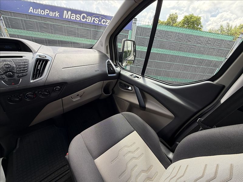 Ford Tourneo Custom 2.2 TDCi Titanium 8míst - fotka 11 z 22