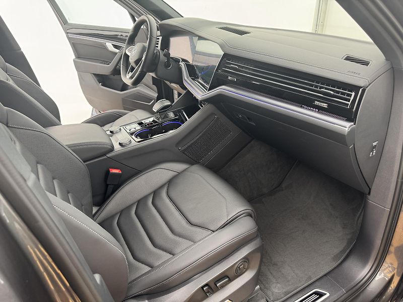 Volkswagen Touareg 3.0Tdi*1-MAJ*DPH*R-LINE*HUD* - fotka 19 z 47