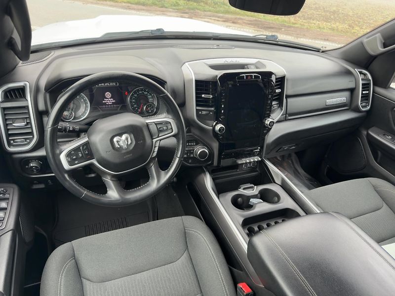 Dodge RAM 1500 (2023) Bighorn 5,7 Hemi Lonestar Crew - fotka 15 z 20