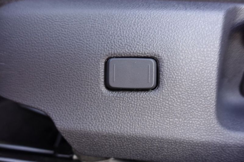 Toyota Corolla 2.0HSD e-CVT Comfort Tech - fotka 18 z 32