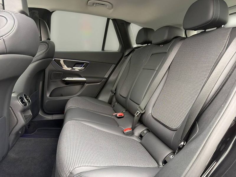 Mercedes-Benz GLC (2024) 300 e 4MATIC - fotka 11 z 29