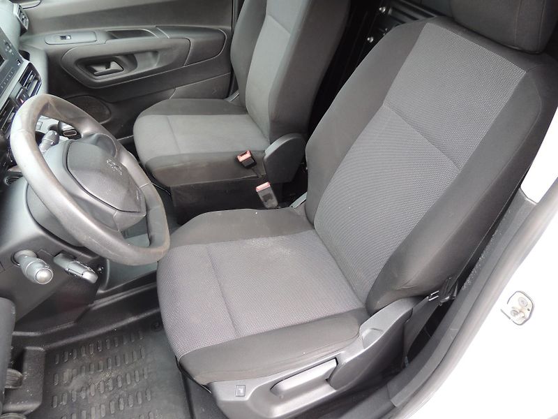 Peugeot Partner (2021) 1.2i,81kw,ČR,1majitel,59000km - fotka 32 z 46