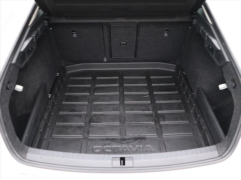 Škoda Octavia 1,5 TSI 110kW Style Aut.klima - fotka 10 z 37