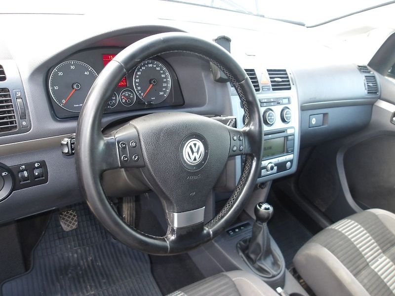 Volkswagen Touran 2,0TDi 103kW PĚKNÝ ! - fotka 15 z 26