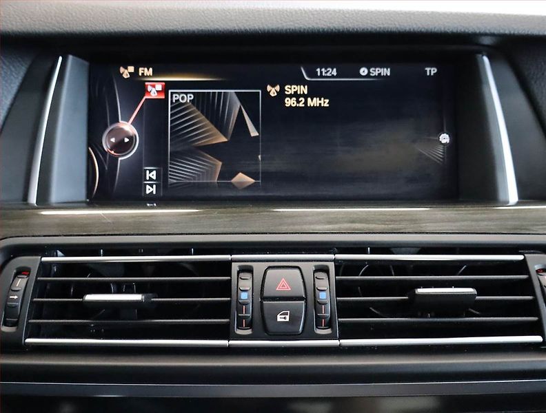 BMW Řada 5 (2015) Luxury Line 530d xDrive, 4X4 - fotka 16 z 32