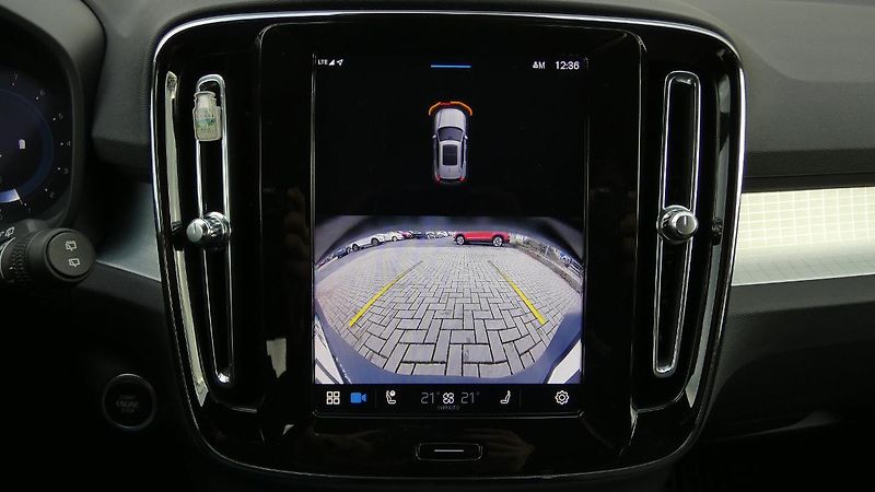 Volvo XC40 B3 PLUS DARK - fotka 16 z 23
