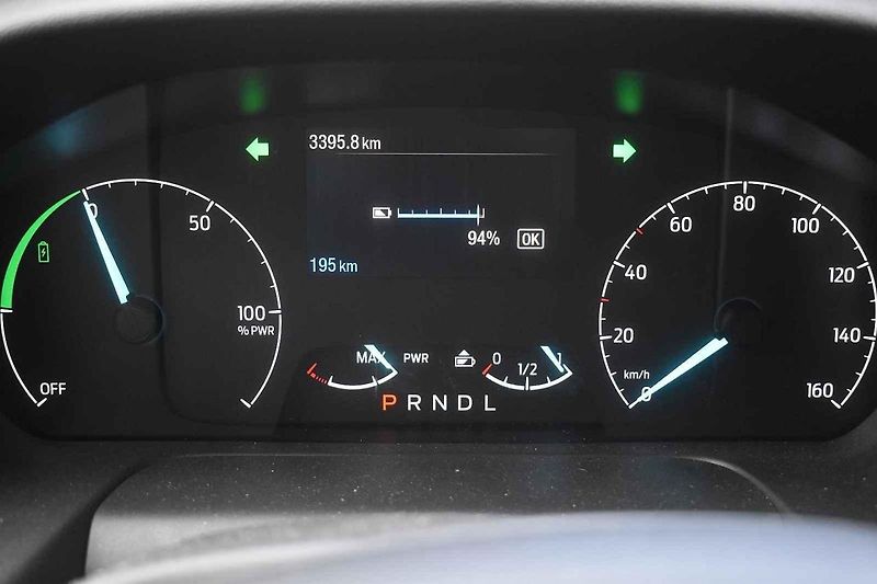 Testovaný Ford-E Transit působil mezi žlutými dodávkami jako stříbrná vrána