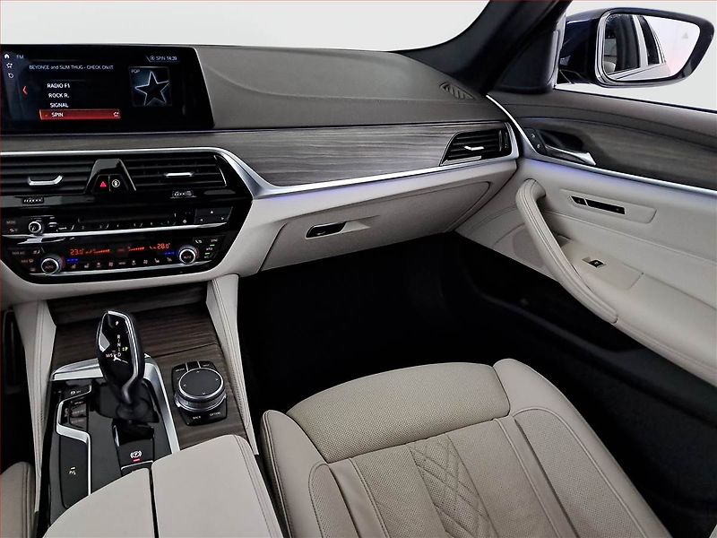 BMW Řada 5 (2018) M Sport 530d xDrive - fotka 8 z 20