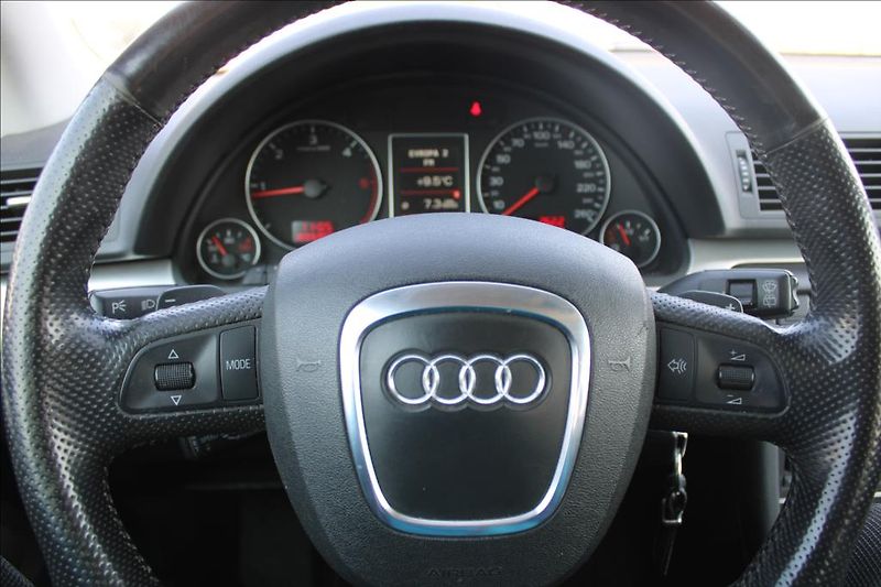 Audi A4 3,0 TDi  4x4,AUTOMAT,XENONY - fotka 16 z 29