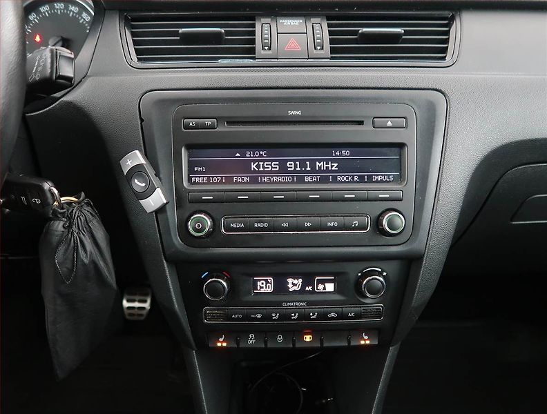 Škoda Rapid (2013) 1.2 TSI, Vyhř. sedaček - fotka 12 z 18