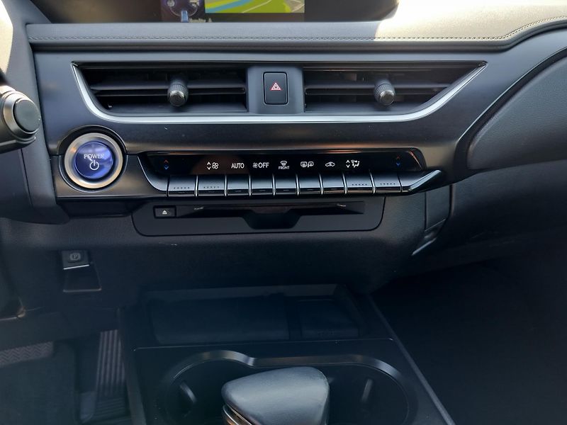 Lexus UX 250h BUSINESS edition,alcantara - fotka 15 z 25