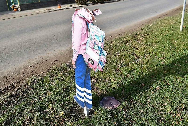 Maketa školačky u silnice před školou v Vysoké.