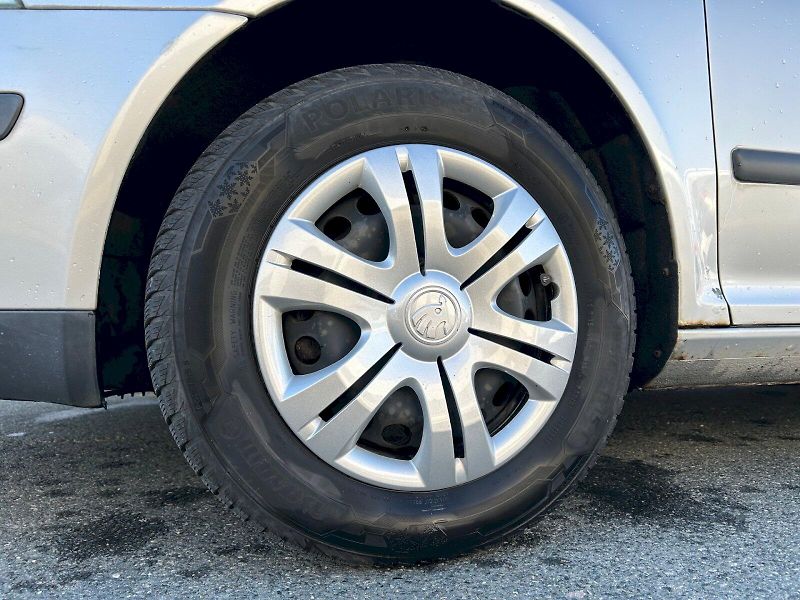 Škoda Octavia (2006) Ambiente 1.6 FSI 85 kW - fotka 10 z 23