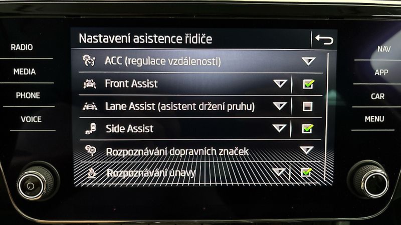 Škoda Superb 2.0 TDI DSG 4x4 L&K Combi - fotka 30 z 33