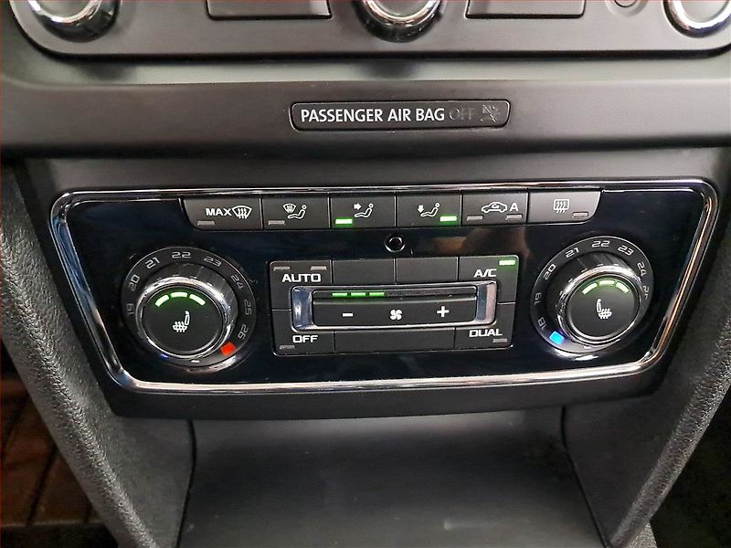 Škoda Superb (2015) 2.0 TDI, Navi, Xenony - fotka 15 z 21