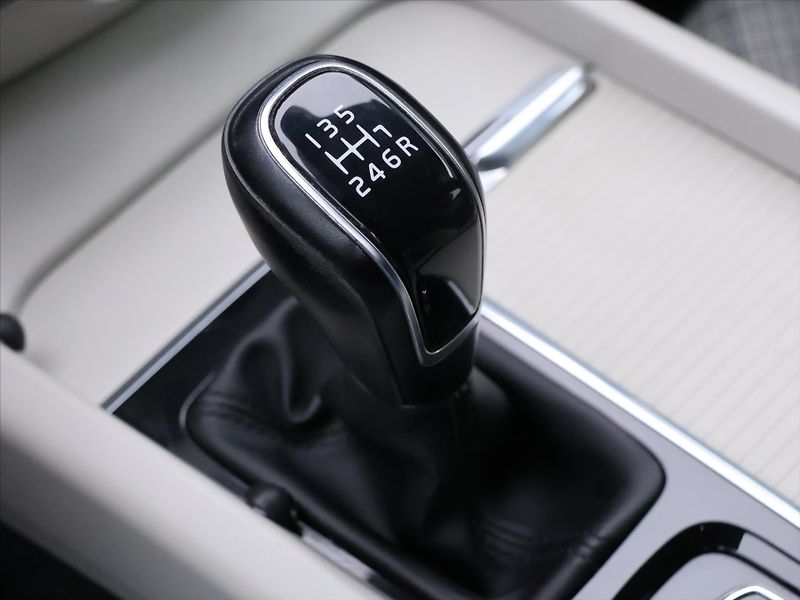 Volvo V60 2,0 D3 110kW Drive-E Momentum - fotka 26 z 36