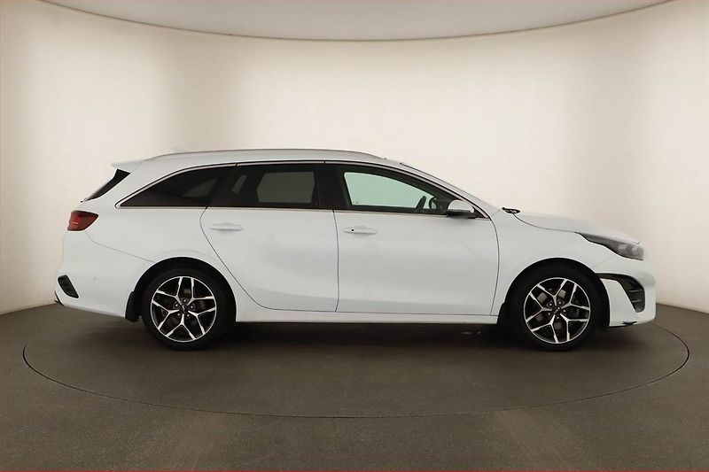 Kia Ceed (2023) Premium 1.6 GDI plug-in - fotka 6 z 19