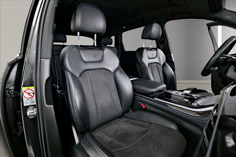 Audi SQ7 4x4 / MATRIX / PANO/VZDUCH - fotka 24 z 25