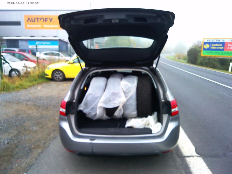 Peugeot 308 1.6 HDi, 73 kW, klima, 2x kola - fotka 11 z 32