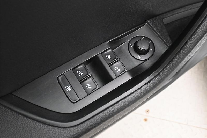 Škoda Superb 1,6 TDI 88 kW NAVI Ambition Zá - fotka 24 z 29