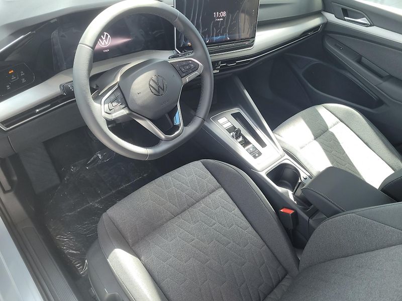 Volkswagen Golf (2026) People 1,5 TSI 7DSG mHEV - fotka 5 z 6
