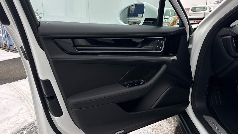 Porsche Panamera 4 E-Hybrid - fotka 21 z 30