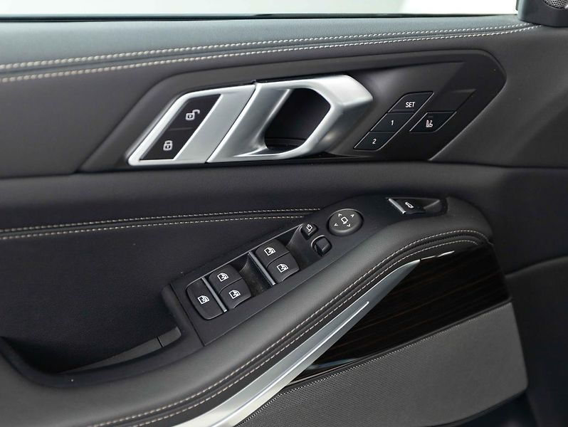 BMW X5 xDrive40i - fotka 17 z 23
