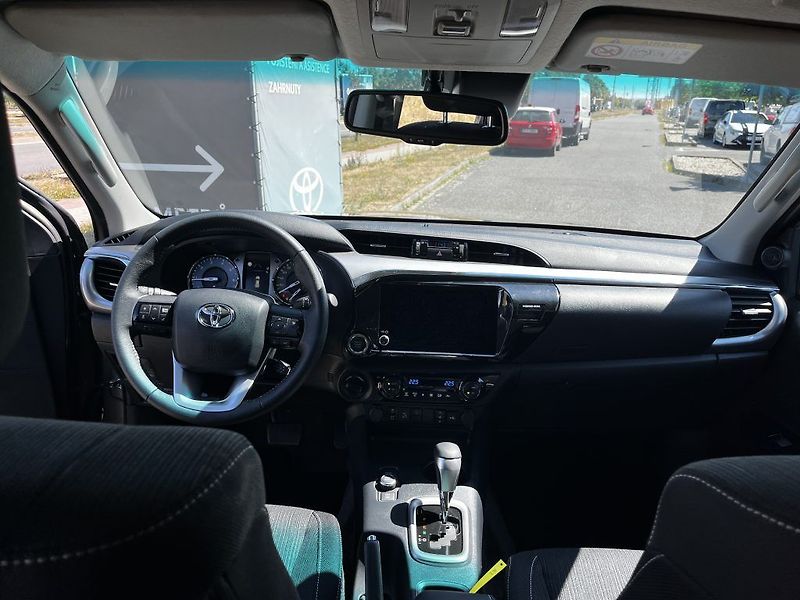 Toyota Hilux 2.8D 4x4 6AT Executive - fotka 15 z 33