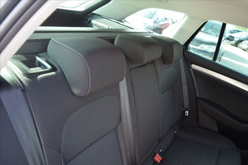 Škoda Superb 2,0 TDI 110KW NÍZKÉ KM DSG - fotka 21 z 50