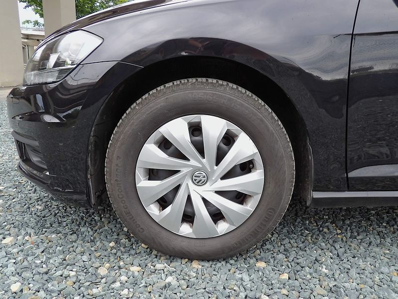 Volkswagen Golf 1.6TDI 85kW DSG Navi PDC - fotka 25 z 29