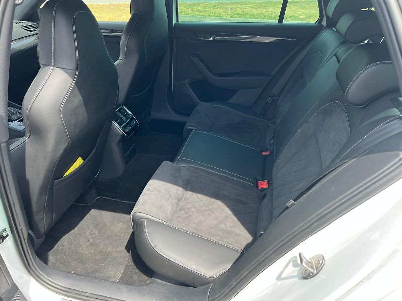 Škoda Superb 2.0 TDi Sportline - fotka 6 z 9