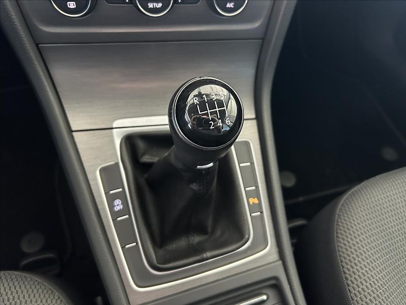 Volkswagen Golf 1,2   TSI 77kW,SERVISKA,TAŽNÉ - fotka 18 z 27