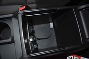 USB zásuvka je ve středovém boxu