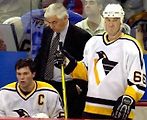 Ivan Hlinka na střídačce Pittsburghu - vlevo Jágr, vpravo Lemieux