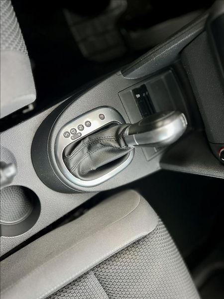 Volkswagen Touran 1,6 TDi / KLIMA / 7MÍST / DSG - fotka 34 z 39
