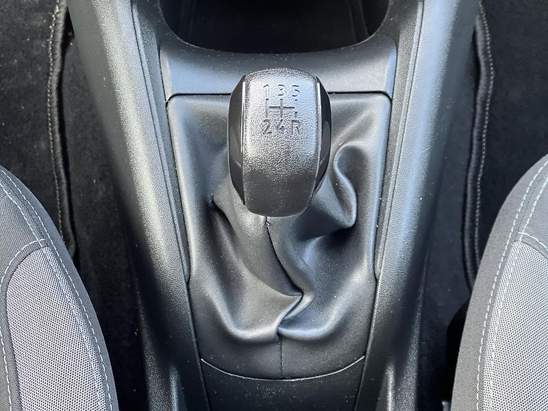 Peugeot 208 1.2i KLIMATIZACE ABS ASR ESP - fotka 22 z 41