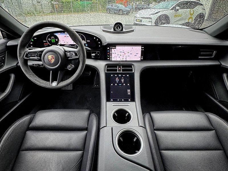 Porsche Taycan Top stav a výbava - fotka 6 z 11