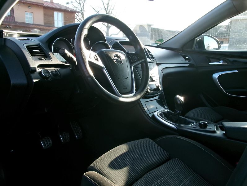 Opel Insignia (2010) 2.0 CDTi - ZADÁNO - fotka 27 z 31