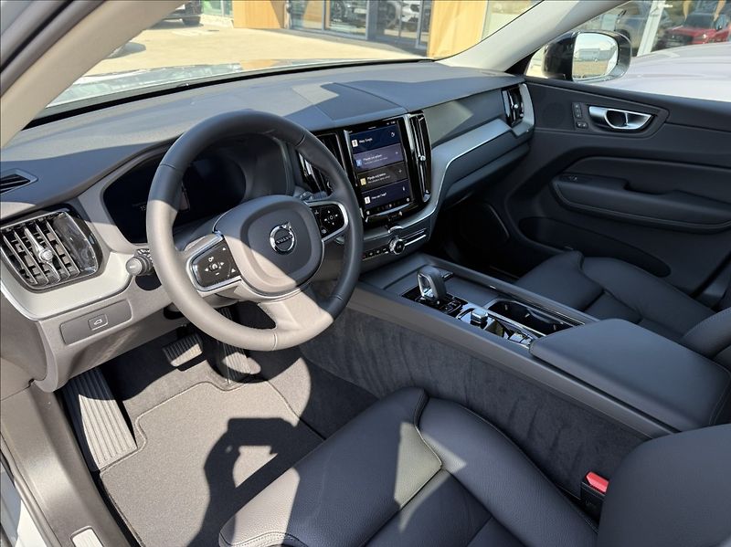 Volvo XC60 (2024) 2,0   B5 AWD PLUS DARK - fotka 4 z 4
