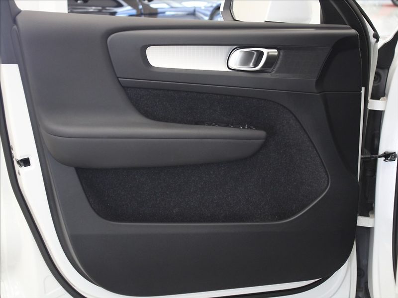 Volvo XC40 2,0 D4 AWD Mom.PRO Pilot Tažné - fotka 14 z 21