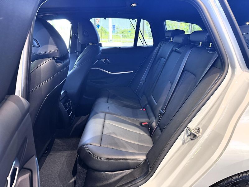 BMW Řada 3 320d xDrive Touring M-Sport - fotka 7 z 22