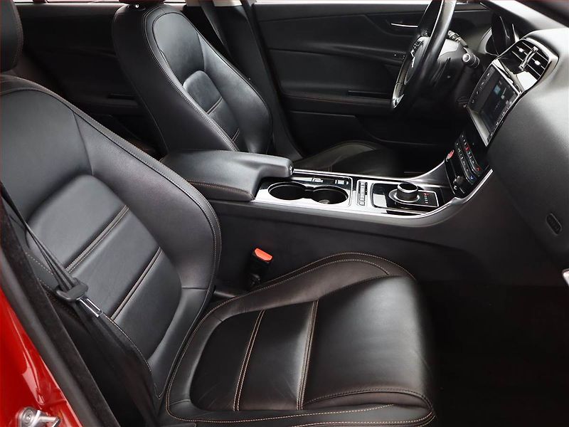 Jaguar XE (2016) 20d AWD, 4X4, Automat - fotka 7 z 16