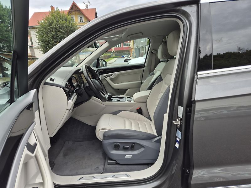 Volkswagen Touareg 3,0TDi 170kw 4x4 DSG TZ 19ALU - fotka 11 z 43